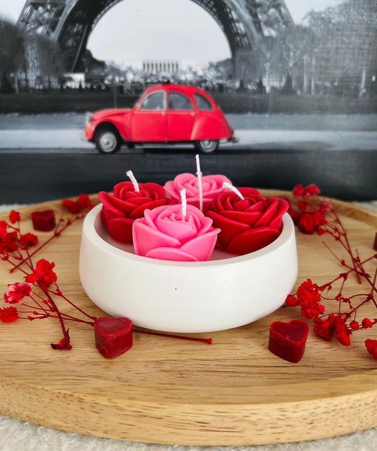 Handgefertigte Rosenkerze in Keramikschale