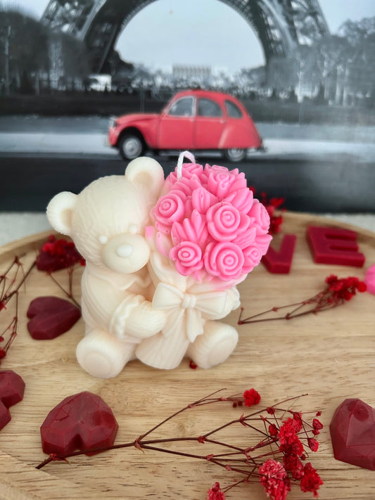 Teddy mit Blumenstrauß - Handgemachte Kerze